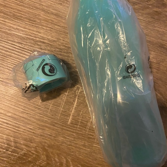 Tupperware water bottle - Picture 3 of 3